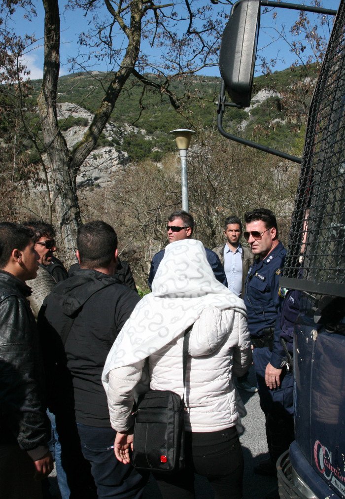 Πρόσφυγες ξεκίνησαν με τα πόδια από τα Τέμπη για την Ειδομένη - Συγκινητικές εικόνες | iefimerida.gr 16