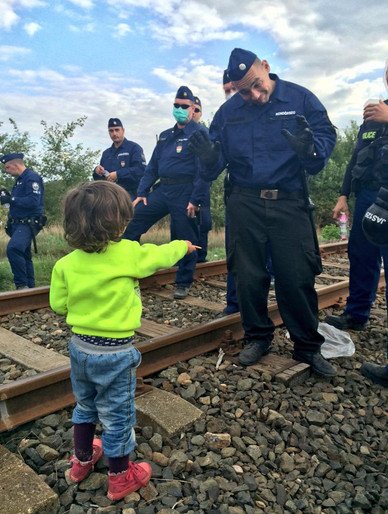 Viral που συγκινεί: Προσφυγόπουλο στα σύνορα προσφέρει μπισκότο σε αστυνομικό [εικόνες] | iefimerida.gr 2