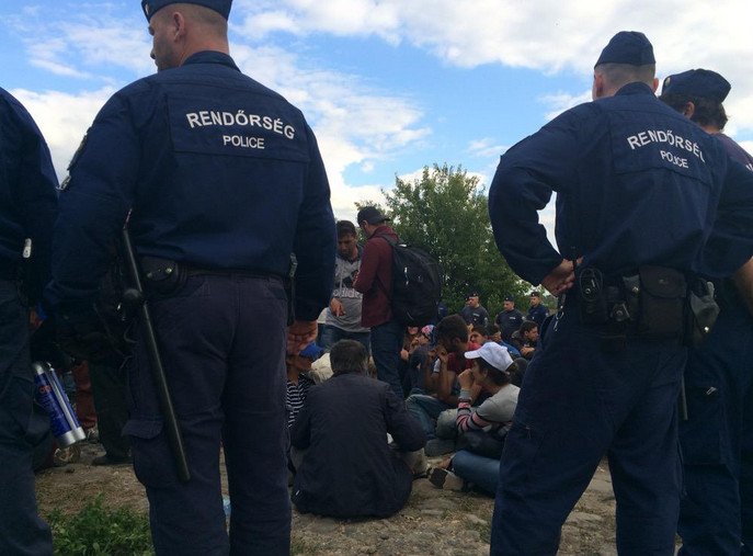 Viral που συγκινεί: Προσφυγόπουλο στα σύνορα προσφέρει μπισκότο σε αστυνομικό [εικόνες] | iefimerida.gr 0