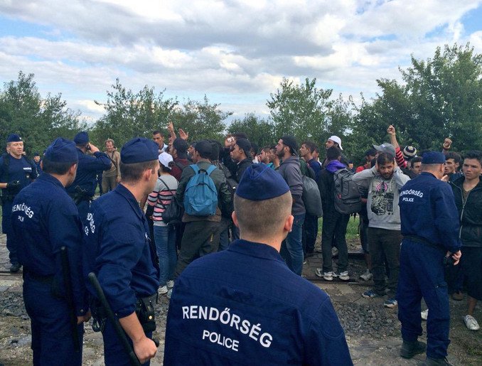 Viral που συγκινεί: Προσφυγόπουλο στα σύνορα προσφέρει μπισκότο σε αστυνομικό [εικόνες] | iefimerida.gr 1