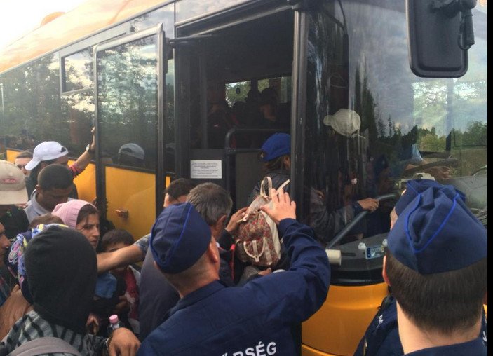 Viral που συγκινεί: Προσφυγόπουλο στα σύνορα προσφέρει μπισκότο σε αστυνομικό [εικόνες] | iefimerida.gr 3