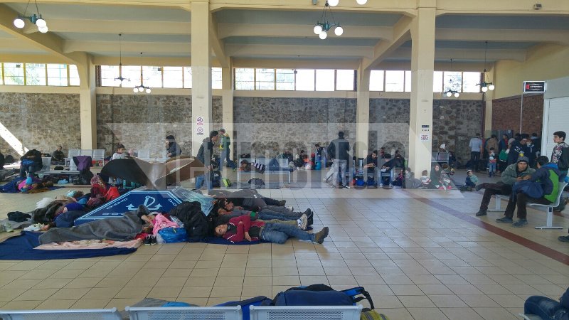 Καταυλισμός προσφύγων και ο Πειραιάς -Βρίσκουν καταφύγιο στο σταθμό μετεπιβίβασης του ΟΛΠ [εικόνες] | iefimerida.gr 0