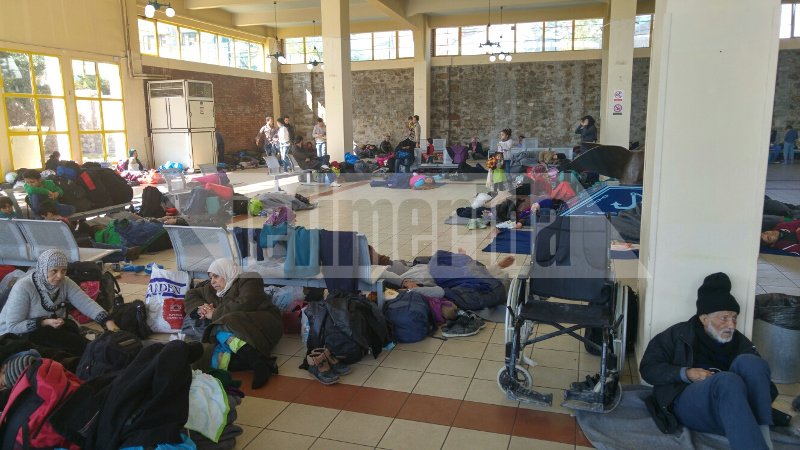 Καταυλισμός προσφύγων και ο Πειραιάς -Βρίσκουν καταφύγιο στο σταθμό μετεπιβίβασης του ΟΛΠ [εικόνες] | iefimerida.gr 3