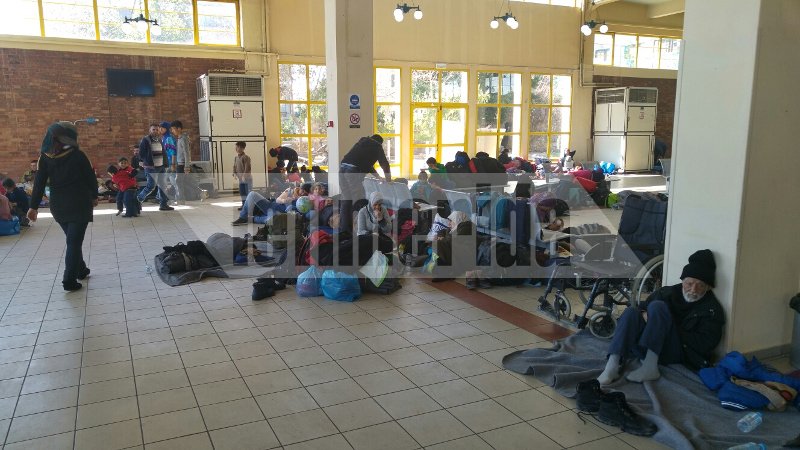 Καταυλισμός προσφύγων και ο Πειραιάς -Βρίσκουν καταφύγιο στο σταθμό μετεπιβίβασης του ΟΛΠ [εικόνες] | iefimerida.gr 5