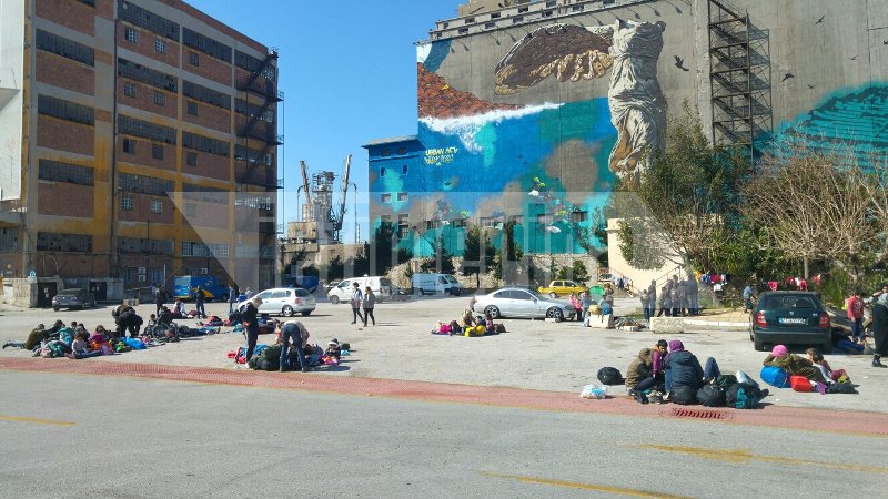 Καταυλισμός προσφύγων και ο Πειραιάς -Βρίσκουν καταφύγιο στο σταθμό μετεπιβίβασης του ΟΛΠ [εικόνες] | iefimerida.gr 7