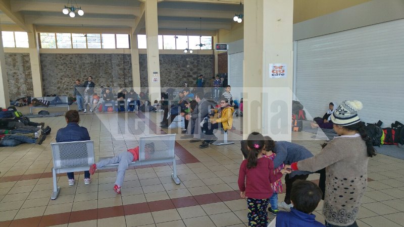Καταυλισμός προσφύγων και ο Πειραιάς -Βρίσκουν καταφύγιο στο σταθμό μετεπιβίβασης του ΟΛΠ [εικόνες] | iefimerida.gr 8