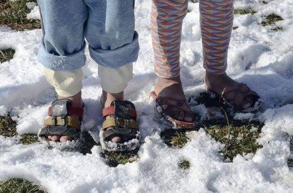 Εικόνες σοκ: Πρόσφυγες με κρυοπαγήματα στα πόδια -Με σαγιονάρες στους πάγους [εικόνες] | iefimerida.gr 0