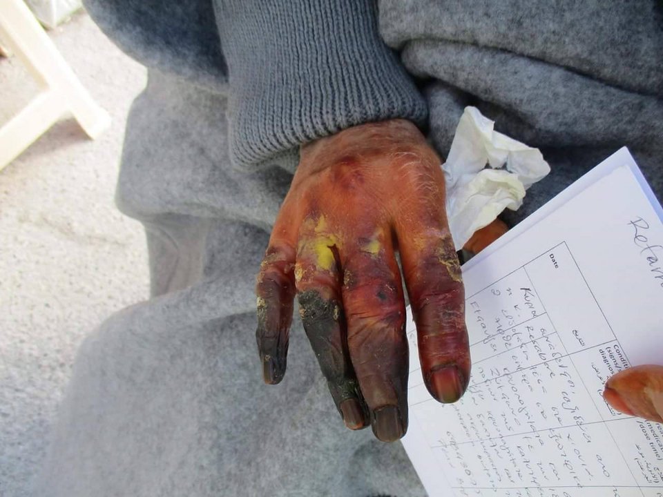 Εικόνες σοκ: Πρόσφυγες με κρυοπαγήματα στα πόδια -Με σαγιονάρες στους πάγους [εικόνες] | iefimerida.gr 1