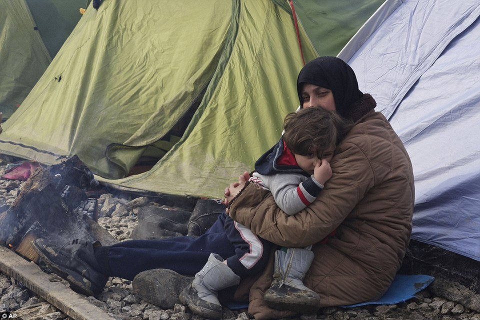 Εικόνες εξαθλίωσης στην Ειδομένη: Ξύλο μεταξύ προσφύγων, μητέρες βράζουν γρασίδι για να ταΐσουν τα παιδιά τους [εικόνες] | iefimerida.gr 2