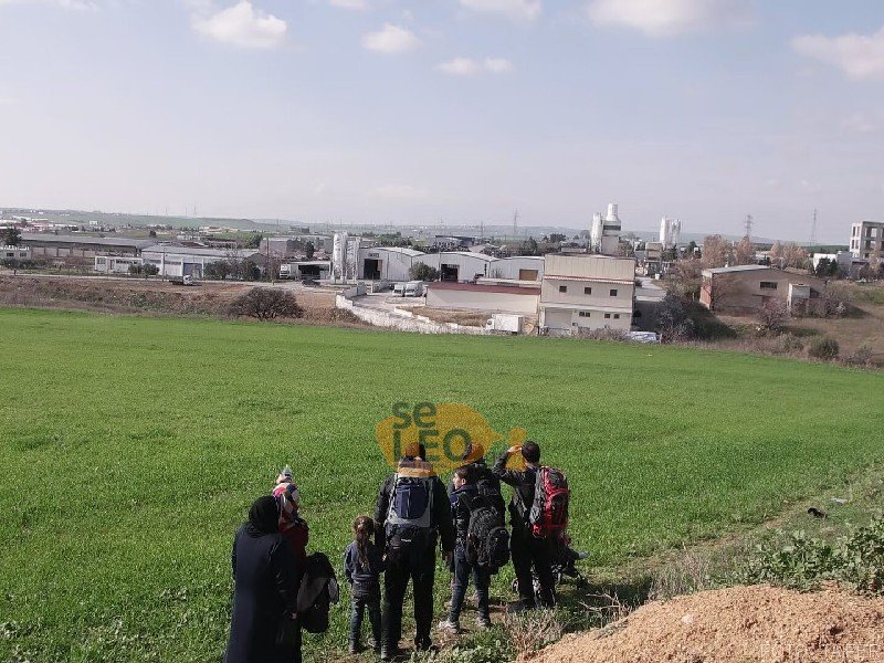 Εφυγαν και άλλοι πρόσφυγες από τα Διαβατά -Πάνε με τα πόδια και με ταξί στην Ειδομένη [εικόνες & βίντεο] | iefimerida.gr 0