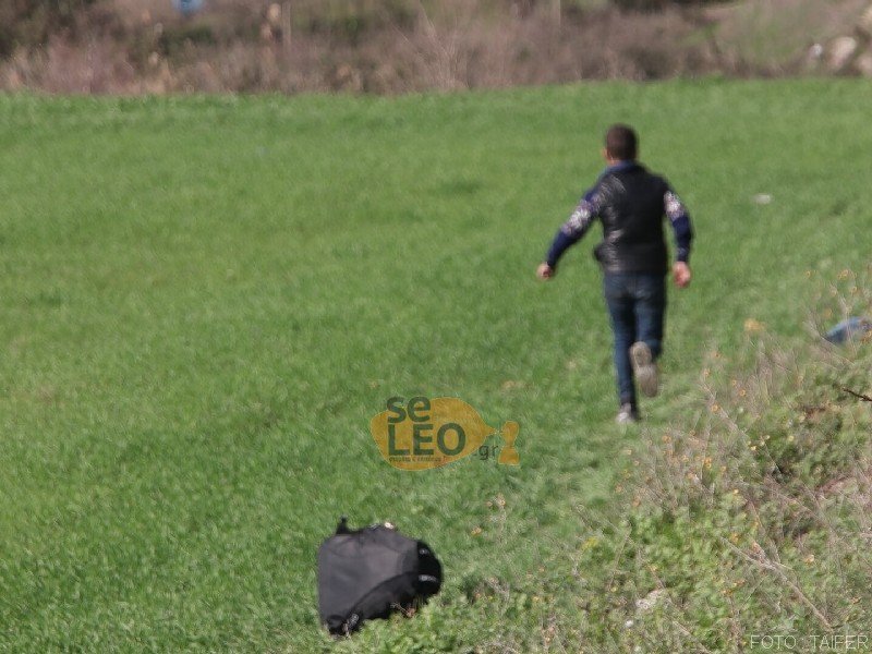 Εφυγαν και άλλοι πρόσφυγες από τα Διαβατά -Πάνε με τα πόδια και με ταξί στην Ειδομένη [εικόνες & βίντεο] | iefimerida.gr 2