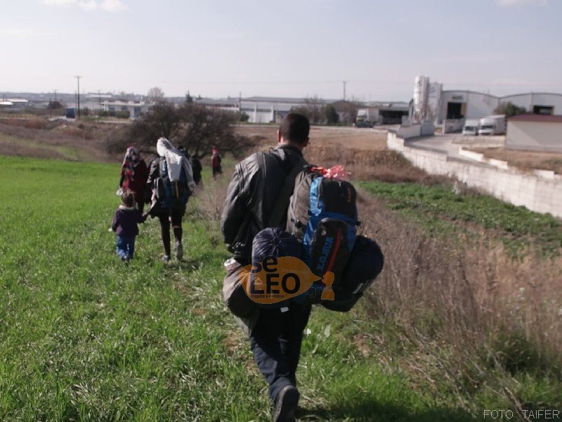 Εφυγαν και άλλοι πρόσφυγες από τα Διαβατά -Πάνε με τα πόδια και με ταξί στην Ειδομένη [εικόνες & βίντεο] | iefimerida.gr 3