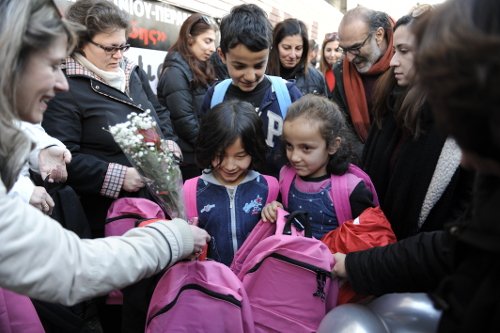 Με μπαλόνια και λουλούδια υποδέχτηκαν τα προσφυγόπουλα σε σχολείο στο Κερατσίνι [εικόνες] | iefimerida.gr 5