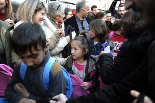 Με μπαλόνια και λουλούδια υποδέχτηκαν τα προσφυγόπουλα σε σχολείο στο Κερατσίνι [εικόνες] | iefimerida.gr 6