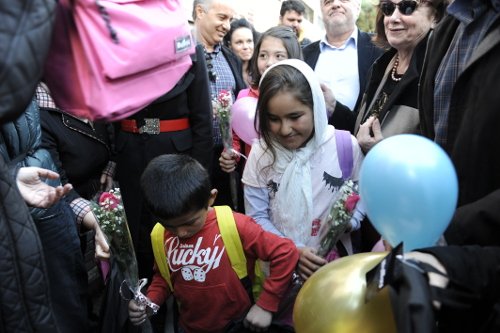 Με μπαλόνια και λουλούδια υποδέχτηκαν τα προσφυγόπουλα σε σχολείο στο Κερατσίνι [εικόνες] | iefimerida.gr 7