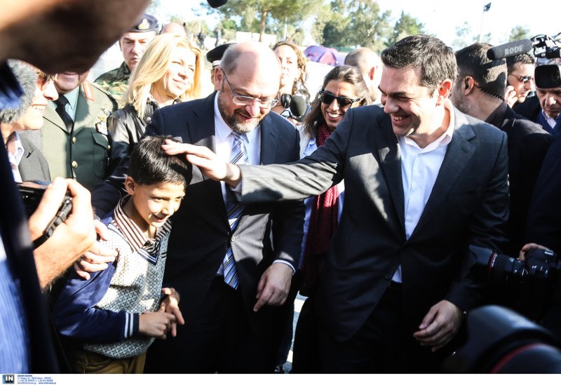 Ο μικρός πρόσφυγας που ζητούσε λεφτά στον Σουλτς, έγινε κολλητός του -Δείτε αγκαλιές και αγάπη [εικόνες] | iefimerida.gr 0