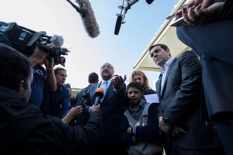 Ο μικρός πρόσφυγας που ζητούσε λεφτά στον Σουλτς, έγινε κολλητός του -Δείτε αγκαλιές και αγάπη [εικόνες] | iefimerida.gr 9