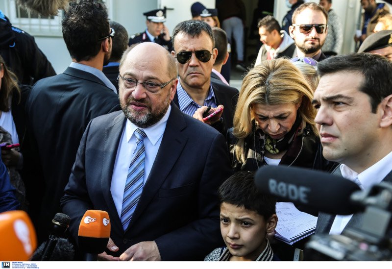 Ο μικρός πρόσφυγας που ζητούσε λεφτά στον Σουλτς, έγινε κολλητός του -Δείτε αγκαλιές και αγάπη [εικόνες] | iefimerida.gr 10