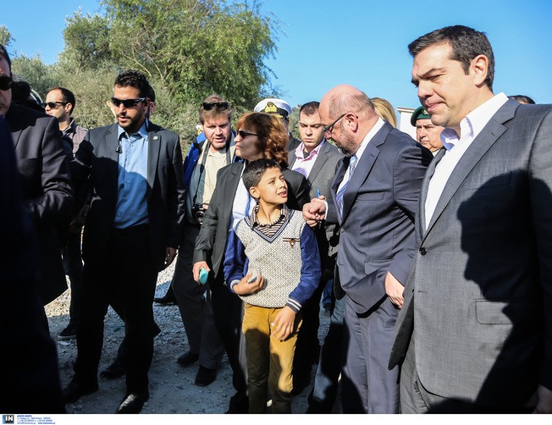 Ο μικρός πρόσφυγας που ζητούσε λεφτά στον Σουλτς, έγινε κολλητός του -Δείτε αγκαλιές και αγάπη [εικόνες] | iefimerida.gr 1