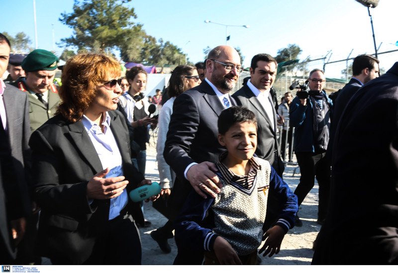 Ο μικρός πρόσφυγας που ζητούσε λεφτά στον Σουλτς, έγινε κολλητός του -Δείτε αγκαλιές και αγάπη [εικόνες] | iefimerida.gr 3