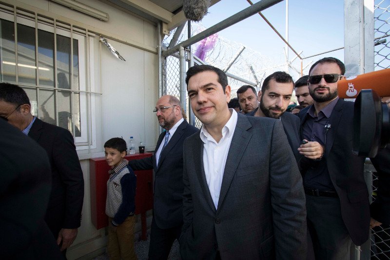 Ο μικρός πρόσφυγας που ζητούσε λεφτά στον Σουλτς, έγινε κολλητός του -Δείτε αγκαλιές και αγάπη [εικόνες] | iefimerida.gr 4