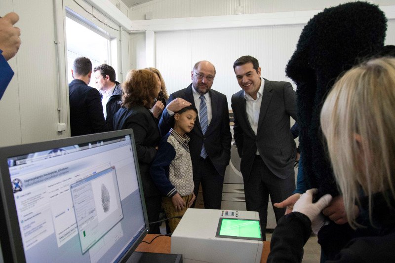 Ο μικρός πρόσφυγας που ζητούσε λεφτά στον Σουλτς, έγινε κολλητός του -Δείτε αγκαλιές και αγάπη [εικόνες] | iefimerida.gr 5