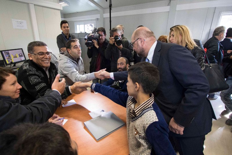 Ο μικρός πρόσφυγας που ζητούσε λεφτά στον Σουλτς, έγινε κολλητός του -Δείτε αγκαλιές και αγάπη [εικόνες] | iefimerida.gr 6