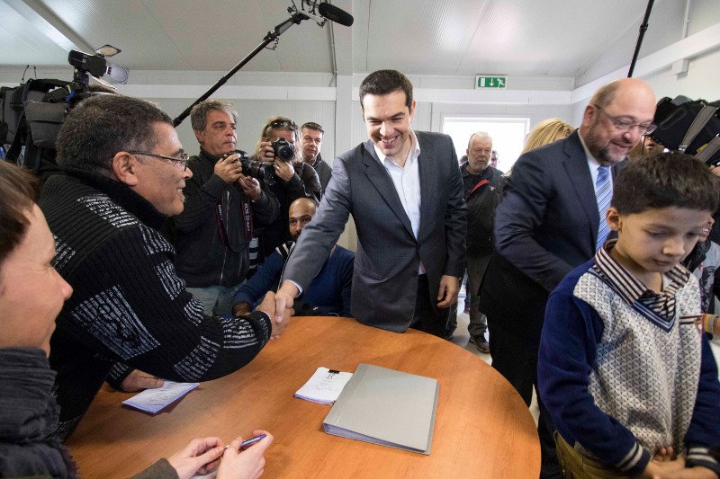 Ο μικρός πρόσφυγας που ζητούσε λεφτά στον Σουλτς, έγινε κολλητός του -Δείτε αγκαλιές και αγάπη [εικόνες] | iefimerida.gr 7