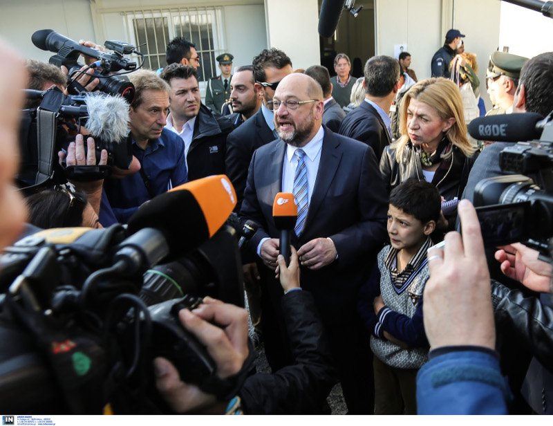 Ο μικρός πρόσφυγας που ζητούσε λεφτά στον Σουλτς, έγινε κολλητός του -Δείτε αγκαλιές και αγάπη [εικόνες] | iefimerida.gr 8