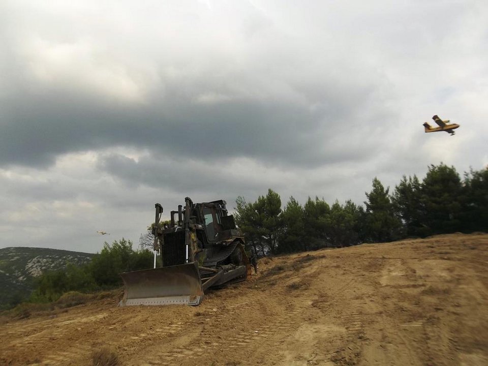 Eτσι δημιουργεί αντιπυρικές ζώνες ο στρατός [εικόνες] | iefimerida.gr 1