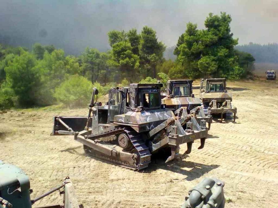 Eτσι δημιουργεί αντιπυρικές ζώνες ο στρατός [εικόνες] | iefimerida.gr 0