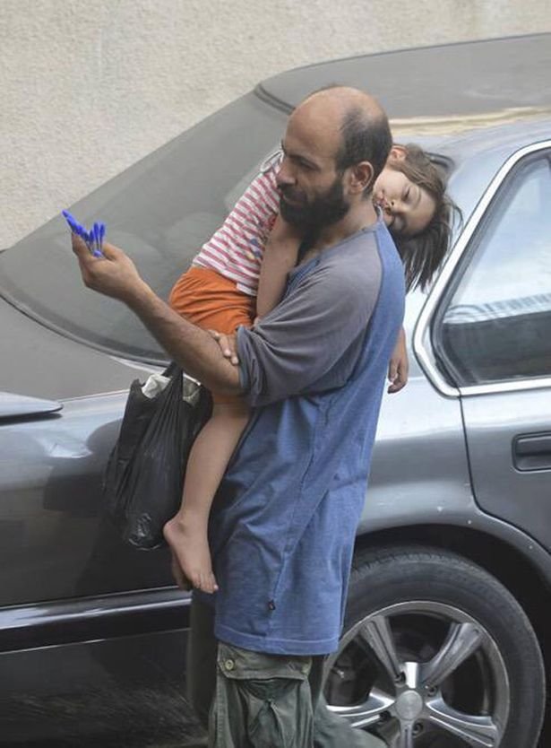 Σύρος πρόσφυγας πουλούσε στυλό για να ζήσει - Συγκίνησε ακτιβιστές και τώρα μαζεύουν λεφτά για εκείνον [εικόνες] | iefimerida.gr 2