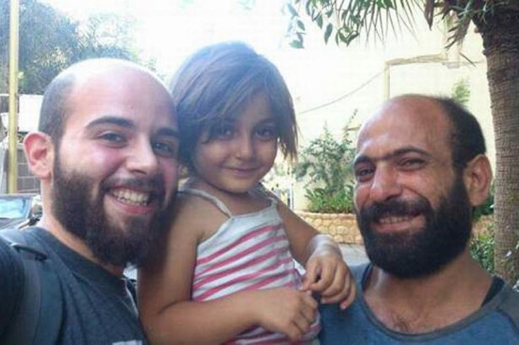 Σύρος πρόσφυγας πουλούσε στυλό για να ζήσει - Συγκίνησε ακτιβιστές και τώρα μαζεύουν λεφτά για εκείνον [εικόνες] | iefimerida.gr 0