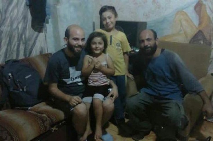 Σύρος πρόσφυγας πουλούσε στυλό για να ζήσει - Συγκίνησε ακτιβιστές και τώρα μαζεύουν λεφτά για εκείνον [εικόνες] | iefimerida.gr 1