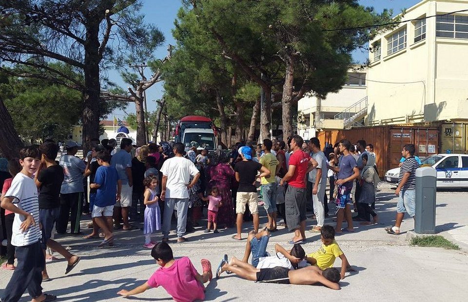 Ενταση στο κέντρο προσφύγων στα Διαβατά με μέλη του ΕΛΚ -Πρόσφυγες απέκλεισαν την είσοδο [εικόνες] | iefimerida.gr 1