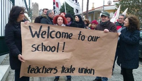 Θεσσαλονίκη: Με σοκολάτες και δώρα υποδέχτηκαν τα προσφυγόπουλα σε σχολείο [εικόνες & βίντεο] | iefimerida.gr 0