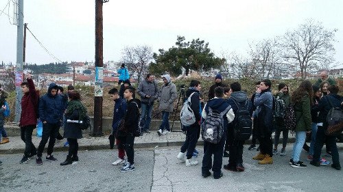 Θεσσαλονίκη: Με σοκολάτες και δώρα υποδέχτηκαν τα προσφυγόπουλα σε σχολείο [εικόνες & βίντεο] | iefimerida.gr 1