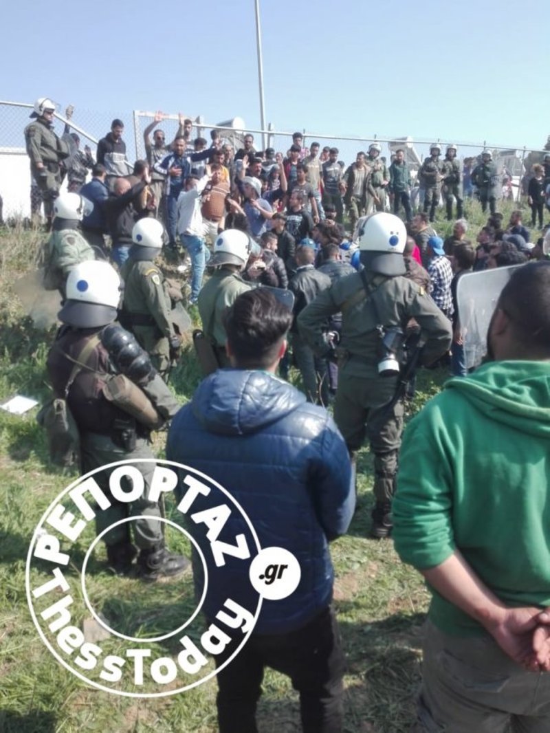 Πετροπόλεμος στο κέντρο φιλοξενίας προσφύγων στα Διαβατά -Ενταση με τα ΜΑΤ [εικόνες & βίντεο] | iefimerida.gr 7