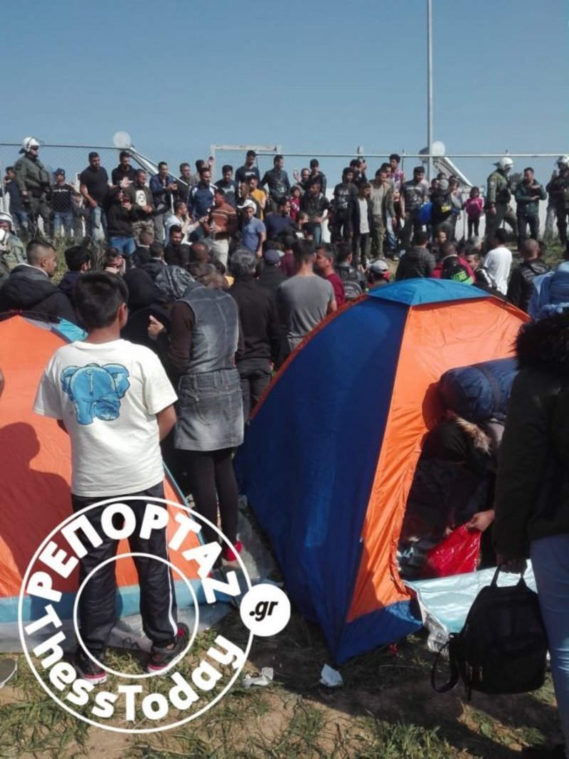 Πετροπόλεμος στο κέντρο φιλοξενίας προσφύγων στα Διαβατά -Ενταση με τα ΜΑΤ [εικόνες & βίντεο] | iefimerida.gr 6