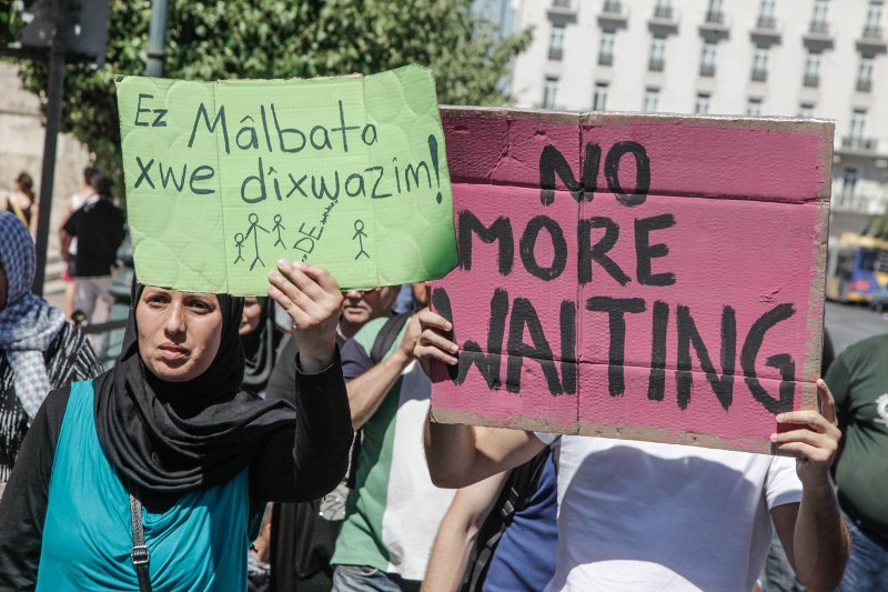 Πρόσφυγες από τη Συρία στη γερμανική πρεσβεία -Ζητούν να επανενωθούν με τις οικογένειές τους [εικόνες & βίντεο] | iefimerida.gr 0