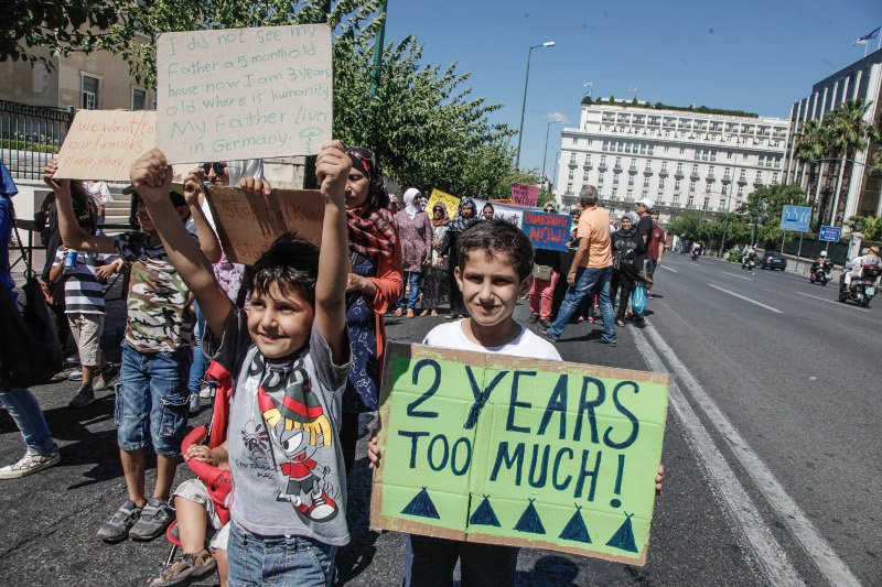 Πρόσφυγες από τη Συρία στη γερμανική πρεσβεία -Ζητούν να επανενωθούν με τις οικογένειές τους [εικόνες & βίντεο] | iefimerida.gr 1