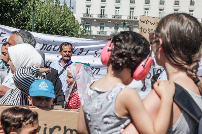 Πρόσφυγες από τη Συρία στη γερμανική πρεσβεία -Ζητούν να επανενωθούν με τις οικογένειές τους [εικόνες & βίντεο] | iefimerida.gr 3