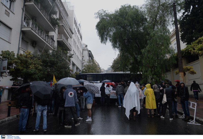 Πορεία προσφύγων στη γερμανική πρεσβεία -Ζητούν να επανενωθούν με τις οικογένειές τους | iefimerida.gr 0