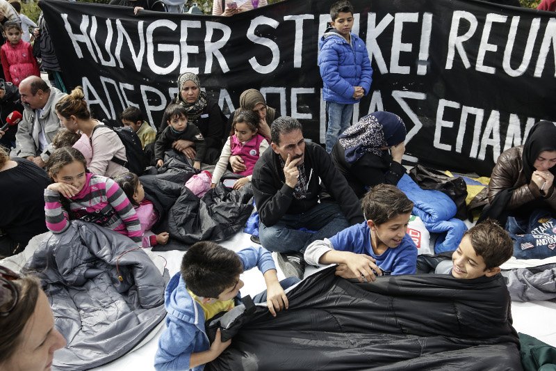 Πρόσφυγες  κατασκήνωσαν στο Σύνταγμα, κάνουν απεργία πείνας [εικόνες] | iefimerida.gr 0