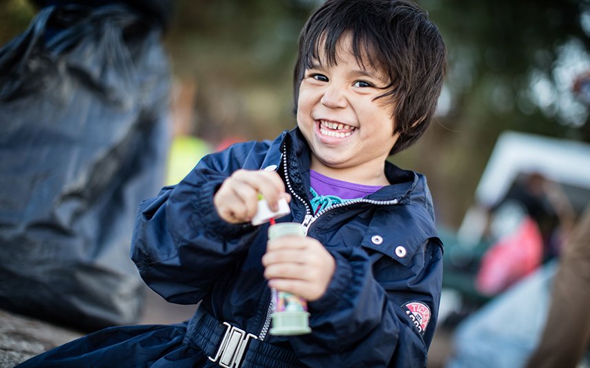Τα χαμόγελα της εξορίας: Οι πρόσφυγες δεν χάνουν το κουράγιο τους μέσα στο δράμα [εικόνες] | iefimerida.gr 5