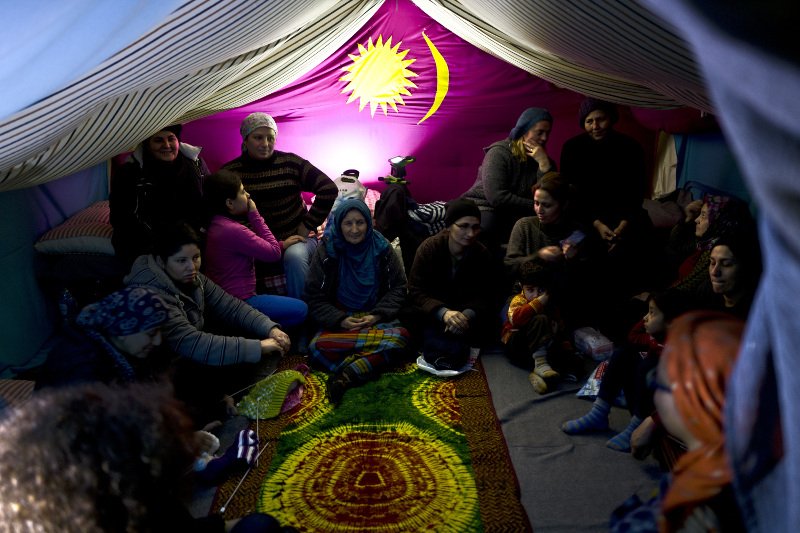 AP: Εξαντλημένοι οι πρόσφυγες στην Ελλάδα -Προσπαθούν να μην τρελαθούν από την αναμονή [εικόνες] | iefimerida.gr 6