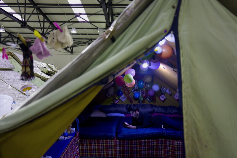 AP: Εξαντλημένοι οι πρόσφυγες στην Ελλάδα -Προσπαθούν να μην τρελαθούν από την αναμονή [εικόνες] | iefimerida.gr 4