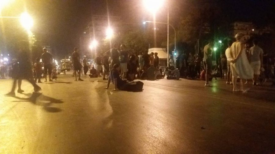 Παρέλυσε το κέντρο της Θεσσαλονίκης: Πρόσφυγες από τα Διαβατά έκαναν καθιστική διαμαρτυρία [εικόνες & βίντεο] | iefimerida.gr 0