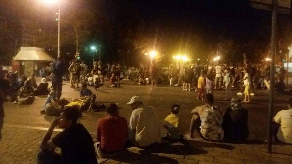 Παρέλυσε το κέντρο της Θεσσαλονίκης: Πρόσφυγες από τα Διαβατά έκαναν καθιστική διαμαρτυρία [εικόνες & βίντεο] | iefimerida.gr 1