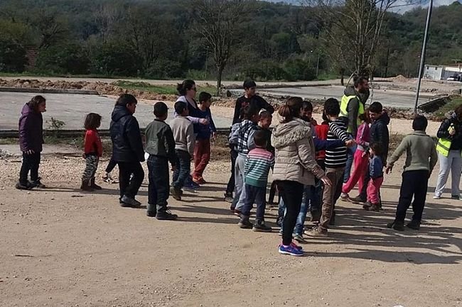 Πρόσφυγες απέκλεισαν την Εθνική οδό Ιωαννίνων-Αρτας: Πλημμύρισαν οι σκηνές τους | iefimerida.gr 0